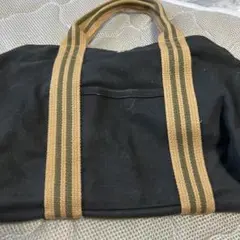 黒いキャンバストートバッグ
