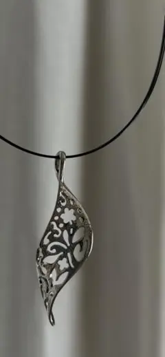 透かしのペンダント