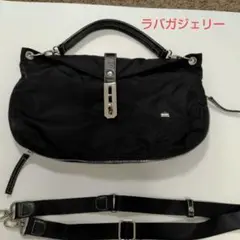 黒いナイロンショルダーバッグ