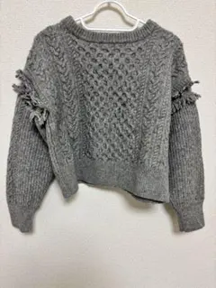 フリル付きグレーケーブル編みニット