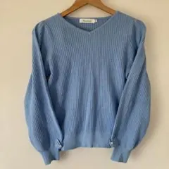 クチュールブローチ リブ編みVネックセーター パール調飾り ライトブルー M
