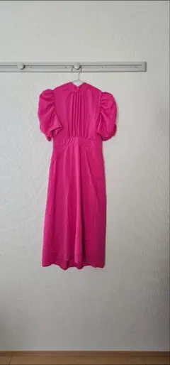 パフスリーブ ピンク ミディワンピース