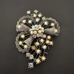 クリスタル装飾の大きめブローチ　キラキラ　スワロフスキー　新品　未使用品