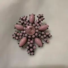 ピンクの花形ブローチ
