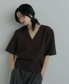 anuke Powershoulder Vneck Tops