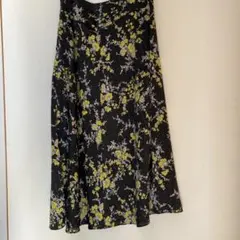 tiara⭐︎フレアスカート 花柄 黒　Mのサムネイル