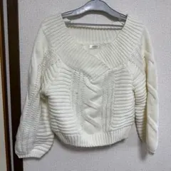 アイボリー オフショルダー ケーブルニット