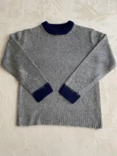 グレーとネイビーのニットセーター