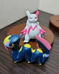 希少！　立体ポケモン図鑑　ザングース　ハブネーク