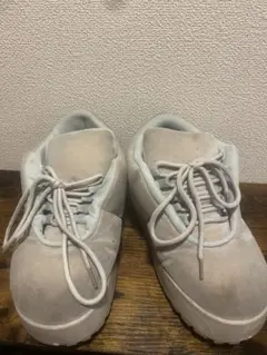 デカ靴ライトグレー スエード ローカット スニーカー