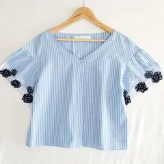MERCURYDUO ストライプ柄 花柄刺繍 半袖ブラウス 綿のサムネイル