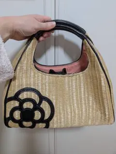 クレイサスベージュかごバッグ フラワーカメリア