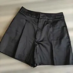 【美品】ZARA黒 ハイウエスト プリーツショートパンツ