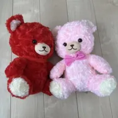 赤とピンクのクマのぬいぐるみ