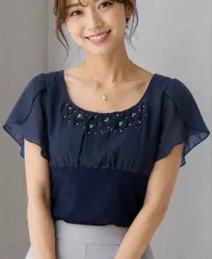 着痩せ！胸元のビジューが可愛い✨ネイビーフェミニンブラウス 胸元から下綿100%のサムネイル