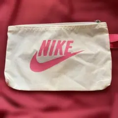 ナイキNIKEナイロン素材サコッシュ　 クリーム色にピンクのNIKEロゴ入り