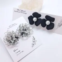 «2点セット！»花モチーフのラメ入りシルバーとブラックのピアス、パール付き