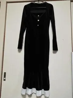 黒の長袖ベルベットワンピース