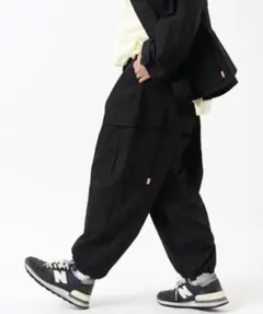 HINSON ブラック カーゴパンツ ワイドシルエットのサムネイル