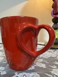 スターバックス　バレンタイン限定ハート型取っ手の赤いマグカップ amore.