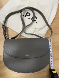 A.P.C. アーペーセー　ハーフムーンバッグ　ジュネーブ　グレー系のサムネイル