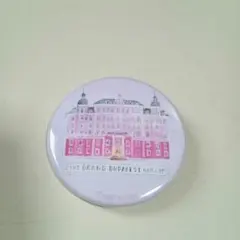 グランド・ブダペスト・ホテル 缶バッジ (フレンチ・ディスパッチのチラシ付き)