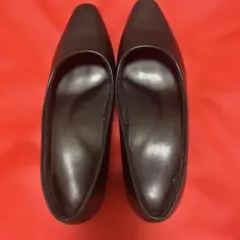 黒いポインテッドトゥパンプス 低ヒール