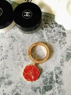 【訳あり】新品CHANELレッドカメリアノベルティ★バッグチャームキーホルダー