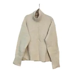 クリーム色タートルネックニット