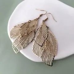 リーフモチーフ 大ぶりピアス ボタニカル 揺れるピアス 大人可愛い 【S-20】