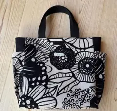 北欧風　大きな花柄の生地を使用した　サイドポケット付きトートバッグ(o^^o)