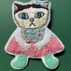 猫刺繍ブローチ　チャーム　白猫　ハンドメイド