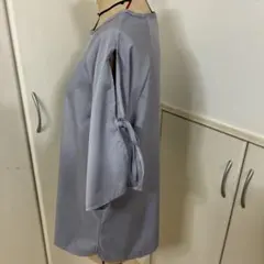リボン付きグレー半袖トップス