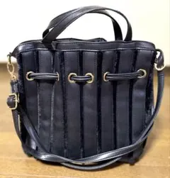 ブラック（黒）ストライプデザイン　ハンドバッグ　ショルダーストラップ付き　レザー