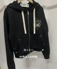 SATUR フード付き ロゴ刺繍 ジップアップパーカー