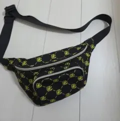 PUNYUS ボディバッグ