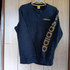 adidas ブラック クルーネックスウェット