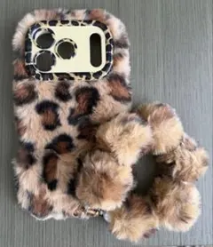 iPhone17pro用ケース ヒョウ柄 ファー素材 ポンポン付き