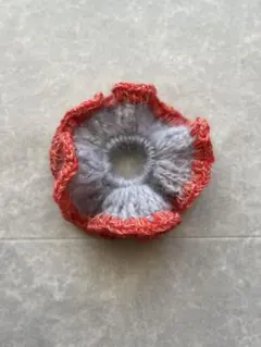 赤とグレーの花びらシュシュ