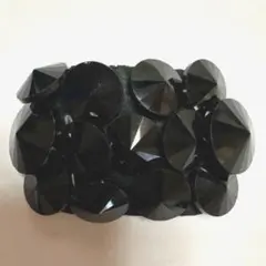 黒いビーズの装飾ブローチ