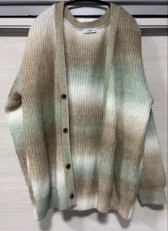 ベージュ・グリーンの長袖ニットカーディガン