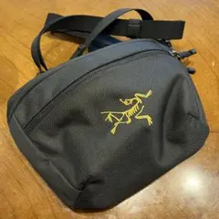Arc'teryx マンティス1 ブラック×ゴールドのサムネイル