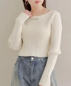 Chicoプレート付バックリボンリブニット