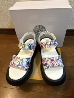 【ScoLar】スカラー アート総柄 厚底サンダル オフホワイトのサムネイル