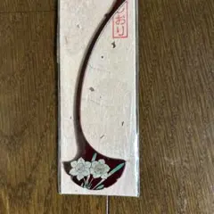 赤い花柄の木製しおり
