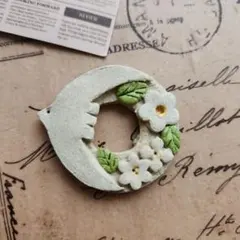 陶器　鳥とお花リース【5】のブローチ