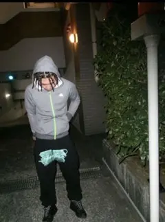 adidasスリムフィット短丈パーカー