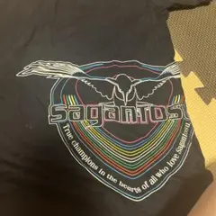 サガントス カラフルロゴ Tシャツ 黒