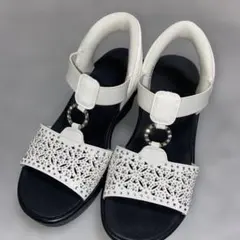 美品　スケッチャーズ　ホワイトレース模様厚底サンダル