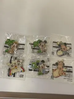 ディズニー　ピンバッジ 4個　ストラップ2個セット